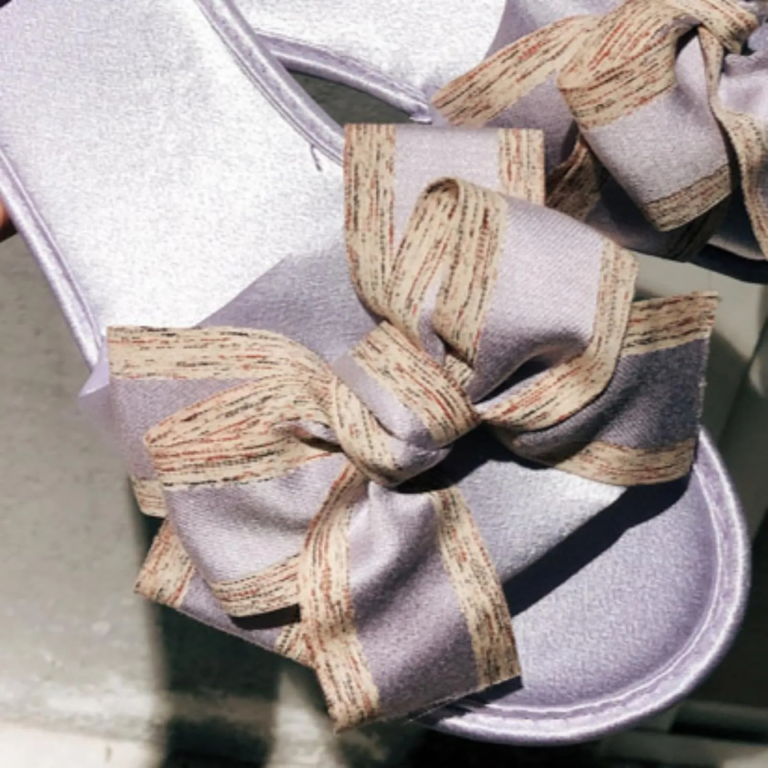 Women's Satin Bow Flat Slippers Luxury Anti Slip Silent Soft Sole Home Slides Fashion Style Indoor Sandals for All Seasons Comfortable Bridal Flip Flops